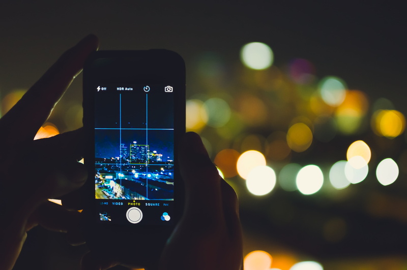 phone, photo messaging, mobile phone, lights, smart phone, architecture, hands, photography themes, screen, mobile, human hand, shot, person, illuminated