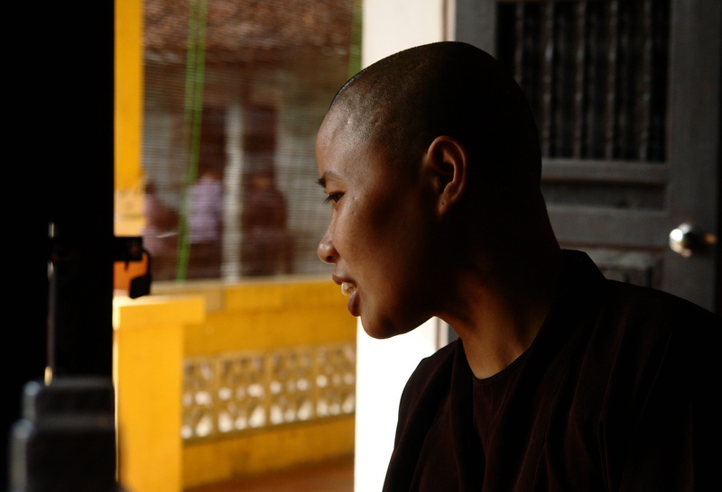 one person, indoors, hairstyle, hanoi, look, young adult, search, side view, real people, homely, laugh, brown coat, female, shaved head, portrait, looking