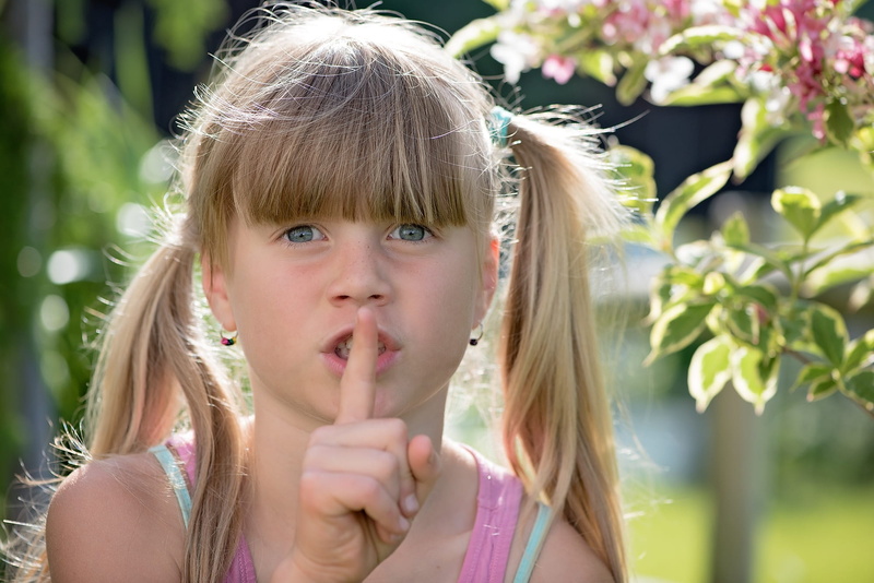 portrait, looking at camera, close, pssst, 1080P, headshot, women, blond hair, out, blond, one person, quiet, summer, sign, showing, still, offspring