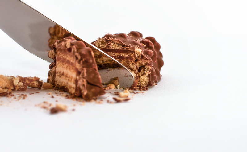 animal, tool, knife, 4K, day, breaking, peanut butter, metal, sweet, cutlery, studio shot, sweet food, copy space, spieglung, no people, selective focus