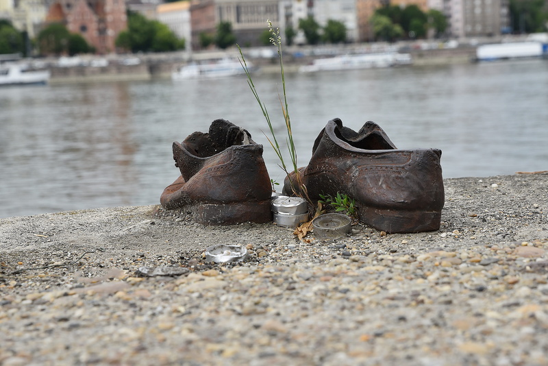 river, jude, symbolic, killed, day, memorial, wet, shoe, architecture, hungary, jew, budapest, famous, war, road, riverbank, judaism, world, water, historic