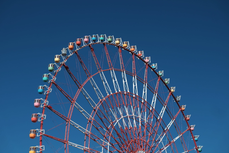 no people, towering, blue, wheel, clear sky, built structure, ferris, odaiba, landmark, odiaba, metal, amusement park ride, sky, semi-circle, japan, outdoors