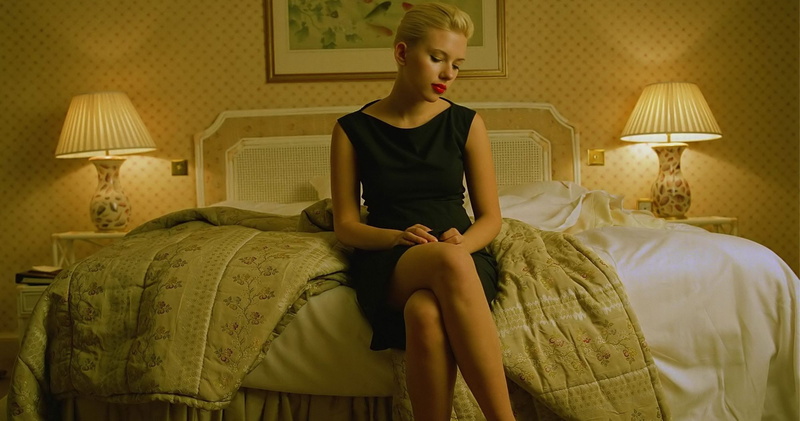 sitting, Scarlett Johansson, black dress, lamp, 1080P, legs crossed, short hair, bed, celebrity, makeup, dress, women, red lipstick, actress