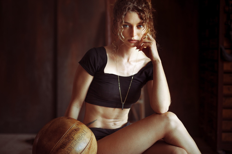 young women, Anne Hoffmann, beautiful woman, leisure activity, short shorts, portrait, three quarter length, looking, holding, real people, hairstyle, women indoors