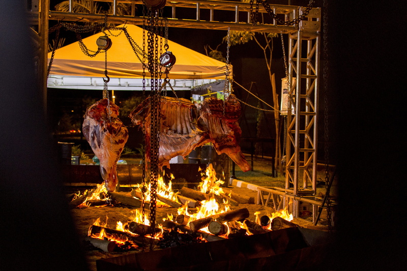 heat - temperature, festival meat, food and drink, animal, wood, 35mm, livestock, steak, built structure, 16mm, uberlândia, 50mm, brazil, animal representation