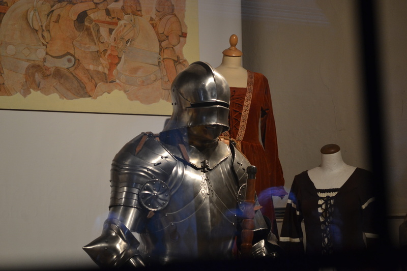 human representation, metal, indoors, knight - person, steel, sculpture, 4K, medieval village, middle ages, helmet, knight, medieval, suit of armor, museum