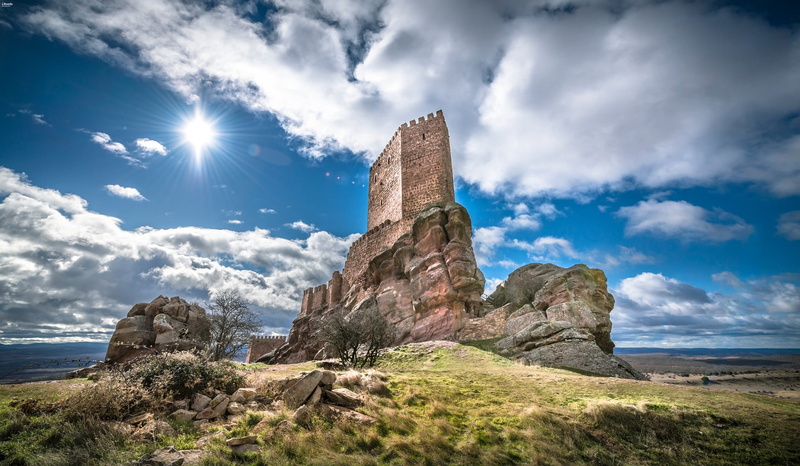 clouds, fortress, 1080P, Castle of Zafra, grass, castle, Guadalajara, ranina, the sun, the sky, rays, stones, hill, Spain, wall