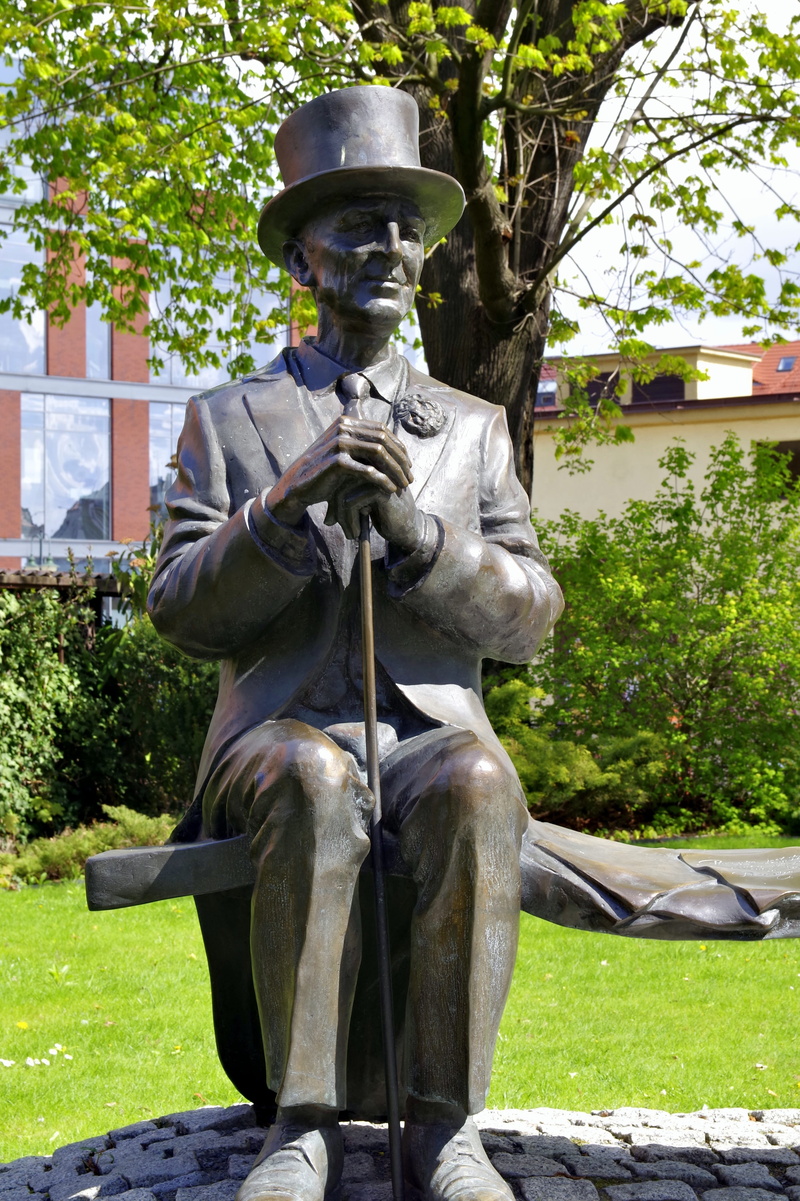 Gentleman, front view, 4K, tree, park - man made space, bronze - alloy, sunlight, outdoors, craft, coat, architecture, statue, Bench, park, human representation