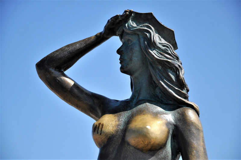 femininity, sculpture, bronze - alloy, blue, representation, no people, the statue, history, clear sky, creativity, low angle view, art and craft, memorial