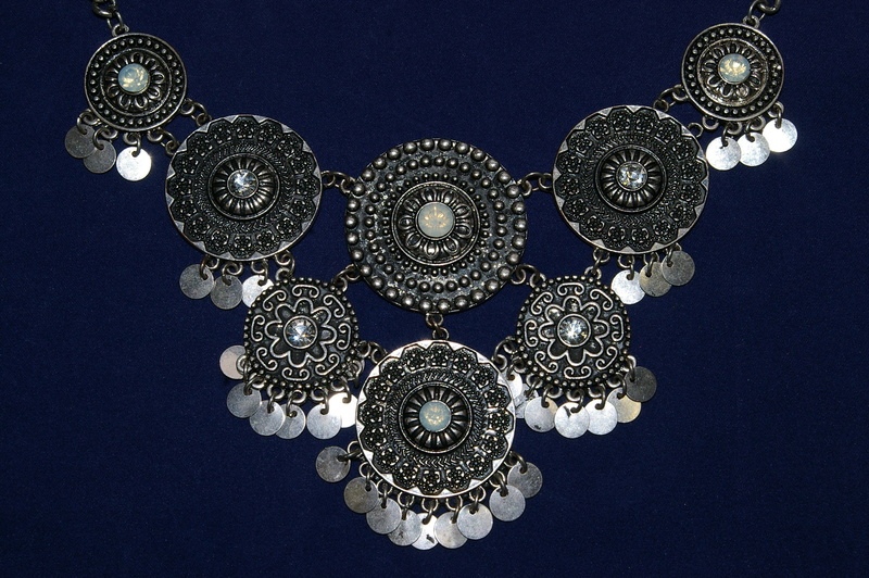 creativity, silver, decorative, gemstone, floral pattern, woman, indoors, 2K, ornate, wealth, no people, design, gift, chain, colored, schmuckdesign, pattern