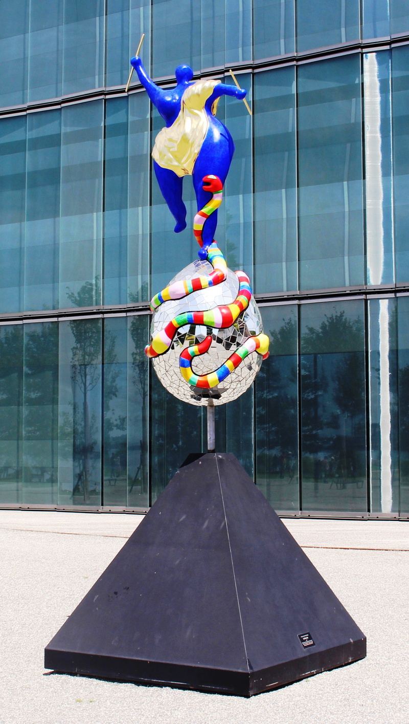 food, modern art, painter, bildhauerer, De, outdoors, shape, rorschach, reflection, celebration, window, multi colored, architecture, balloon, glass - material