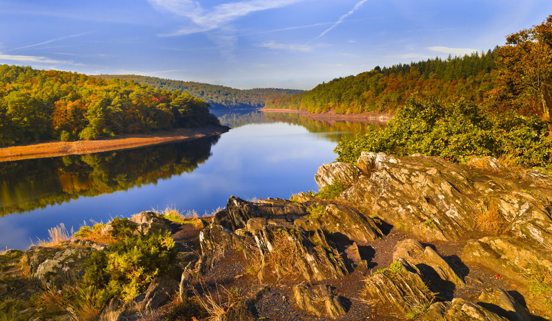 landscape, dan, photography, forêt, cailloux, europe, orange, Monde, roche, ciel, guerl, france, sentier, bretagne, surrounded, river, bleu, 5K, Le lac
