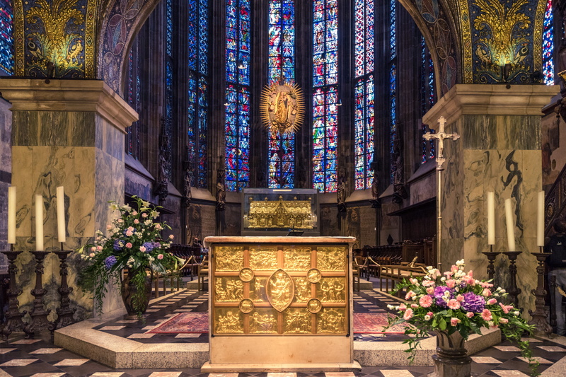 glass, building, plant, historically, stained glass, building exterior, gold, architectural column, religion, glassed, golden, dom, built structure, altar