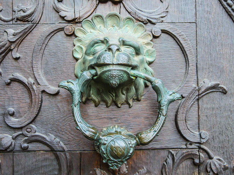 handle, wrought iron, animal themes, decorative, door hardware, ornate, architecture, goal, no people, input, animal, animal wildlife, front door, old
