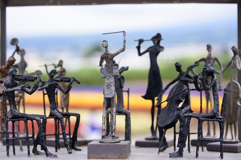 close, garden, vacation, sculpture, photo, flower field, day, outdoor, table, art and craft, chair, orchestra, large group of objects, statue, nature, 5K