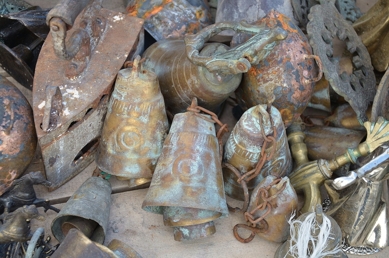 bell, little bells, 4K, abundance, outdoors, close-up, day, container, no people, heap, bells, large group of objects, sale, symbol, market stall, business