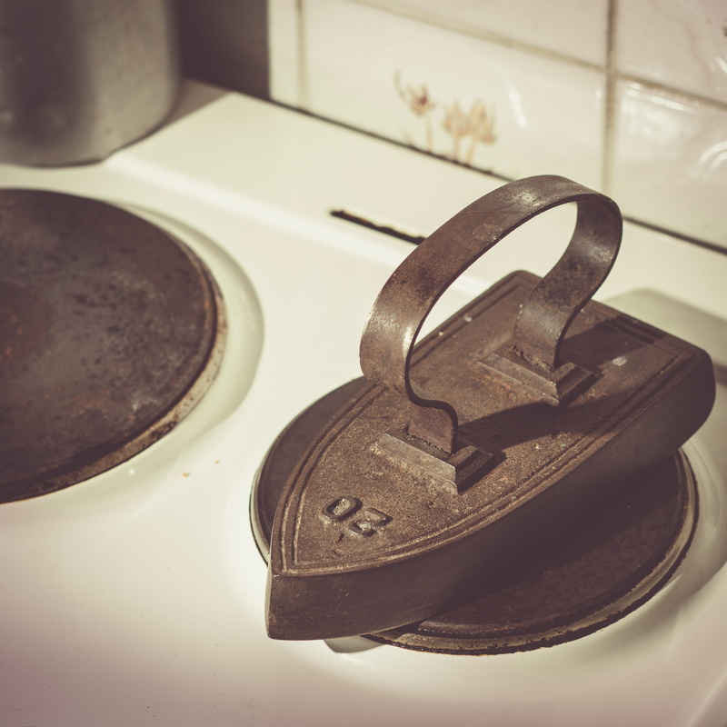 iron, indoors, single object, 2K, retro styled, home, vintage, domestic kitchen, cast iron, still life, high angle view, selective focus, art and craft