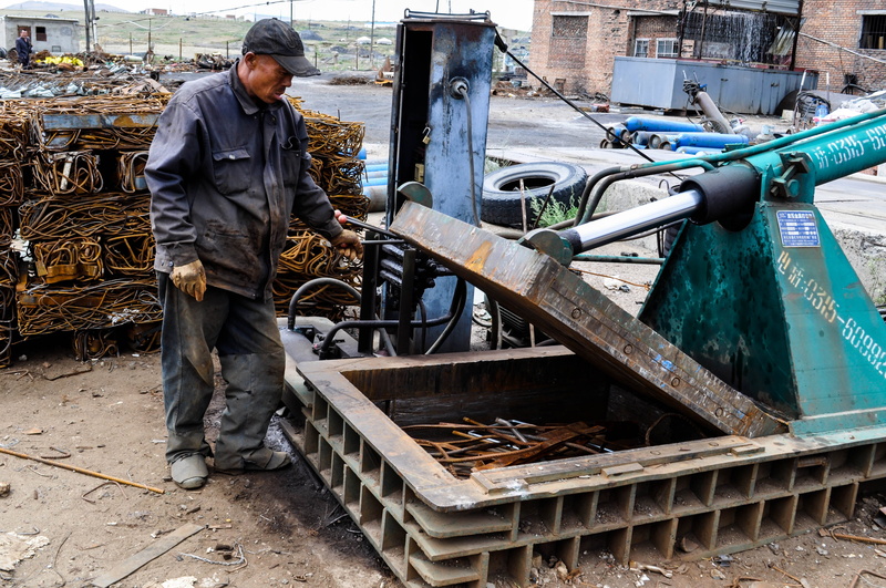 holding, males, 4K, industry, standing, casual clothing, foundry, equipment, real people, metal, asian, working, outdoors, manufacturing, chinese, mature men