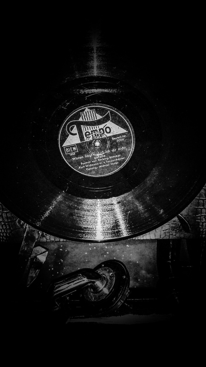 vinyl, oneplus, 4K, full frame, western script, grayscale, metal, records, circle, record, high angle view, indoors, close-up, shape, day, music
