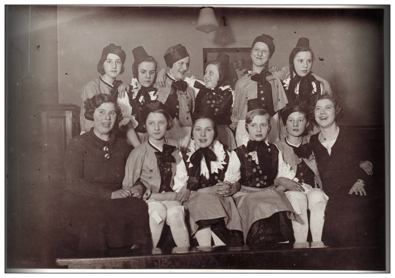 friends, smiling, girl, retro, offspring, old, vintage, young, woman, real people, full length, males, beauty, teenager, old-fashioned, females, photography