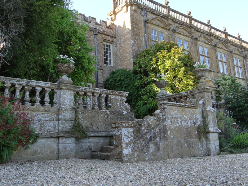 architecture, famous Place, green, nature, building exterior, victorias garden, sky, staircase, leafed, tree, garden, beside, outdoors, place, historically
