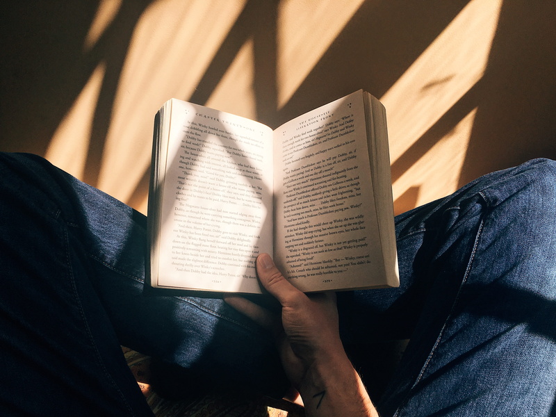 lectura, sunlight, holding, leisure activity, read, unfold, casual clothing, human hand, book, studying, person, education, text, relaxation, relax, human body part