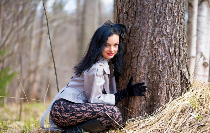 hairstyle, trunk, tree trunk, 2K, women, land, hair, nature, tree, plant, outdoors, fashion, beautiful woman, lifestyles, long hair, women outdoors women model trees pantyhose