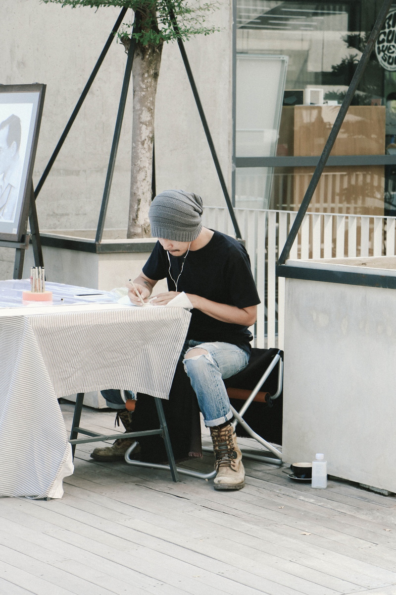 seat, holding, sketch, real people, young adult, communication, 5K, occupation, built structure, drawing, artist, leisure activity, lifestyles, table