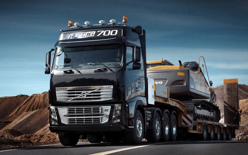outdoors, road, sky, city, built structure, 1080P, transportation, wheel, no people, semi-truck, land vehicle, day, sunlight, cloud - sky, excavadora