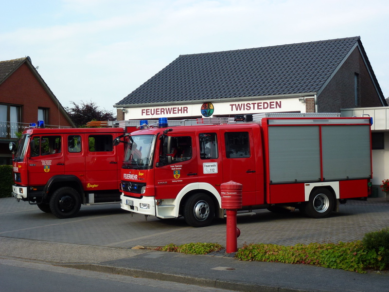 street, building exterior, 4K, transportation, rescue, engine, truck, red, fire, firetruck, emergency, feuerwehr, fire engine, mode of transportation
