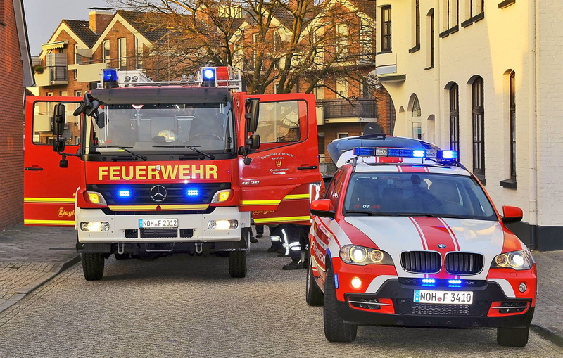 street, city, built structure, 720P, land vehicle, fire, road, accidents and disasters, car, outdoors, protection, occupation, rescue, truck, mode of transportation