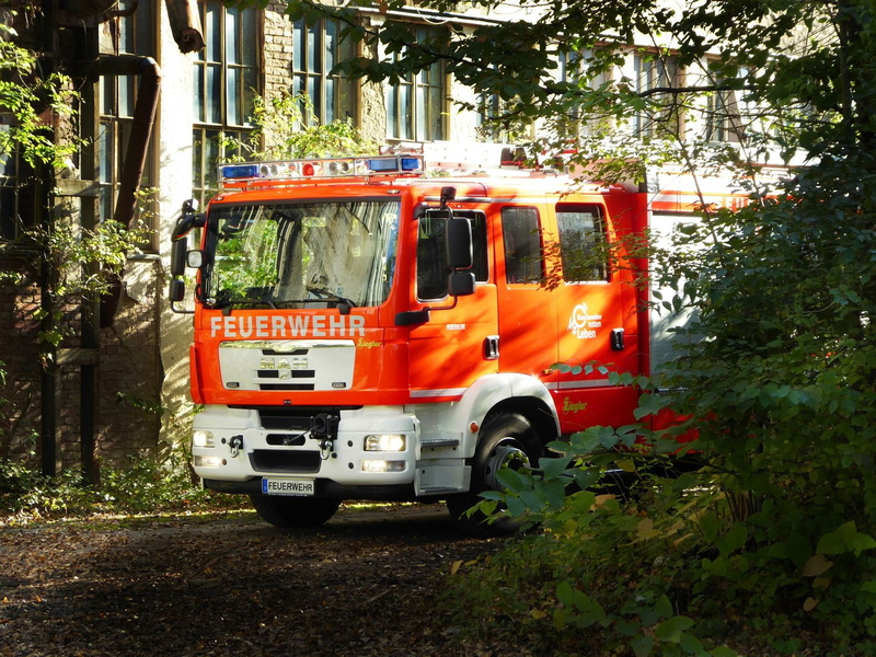 engine, vehicle, 1080P, rescue, street, architecture, mode of transportation, plant, feuerwehr, land vehicle, accidents and disasters, outdoors, green color