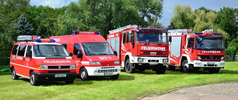 accidents and disasters, occupation, service, semi, day, plant, rescue worker, rescue, 4K, emergency, fire, engine, nature, vehicle, firetruck, red, feuerwehr