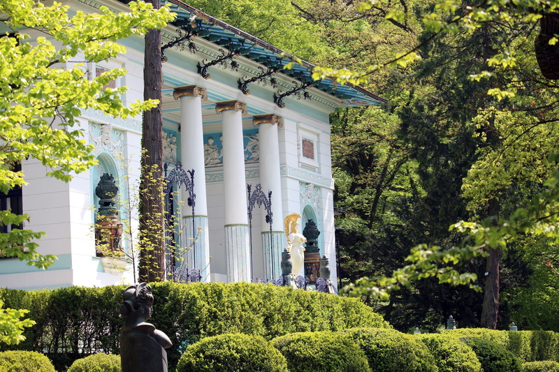 architecture, green color, vienna, tree, culture, growth, outdoors, otto wagner, villa, austria, sculpture, building, day, shadow, built structure, sunlight