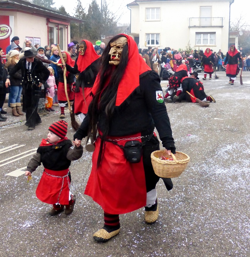 clothing, narresome, strassenfasnet, architecture, large group of people, group of people, built structure, celebration, day, men, building exterior, festival