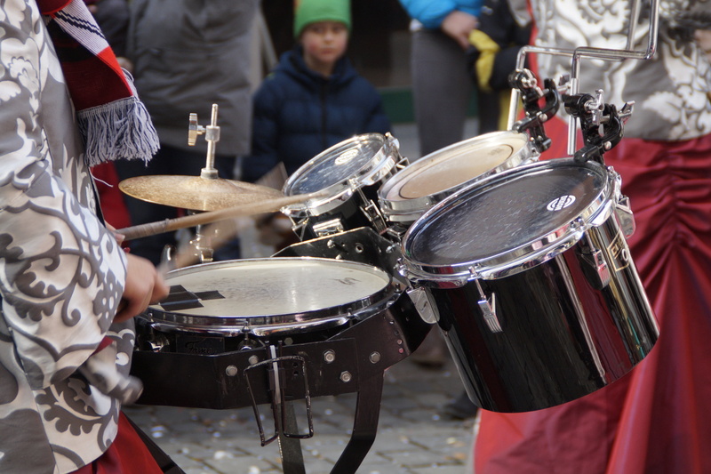 drums, artist, larva, carnival parade, fools guild, guild group, person, carved, carnival, panel, rock music, human, group of people, customs, fools jump