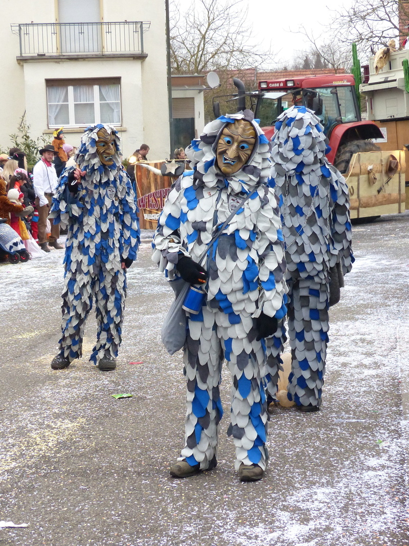 disguise, costume, group of people, men, strassenfasnet, traditional Clothing, building exterior, 2K, people, large group of people, outdoors, shrove monday