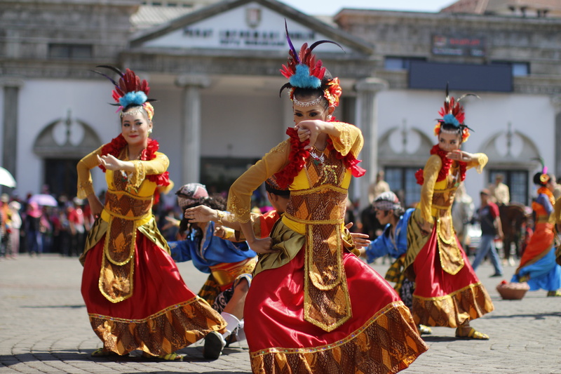 costume, 5K, traditional dancing, dancing, dress, real people, clothing, street, female, arts culture and entertainment, day, adult, culture, men, architecture