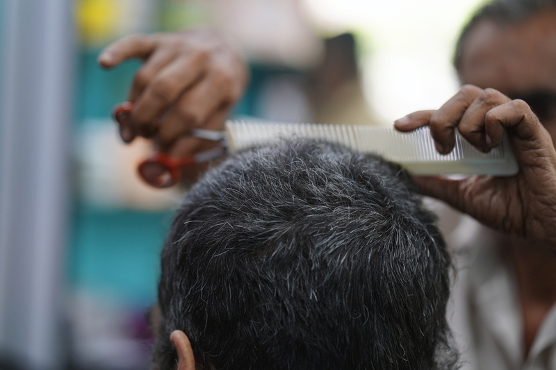 elegance, real people, cutting, hand, human body part, fashion, barber shop, headshot, two people, rear view, 5K, human hair, only men, human hand, women