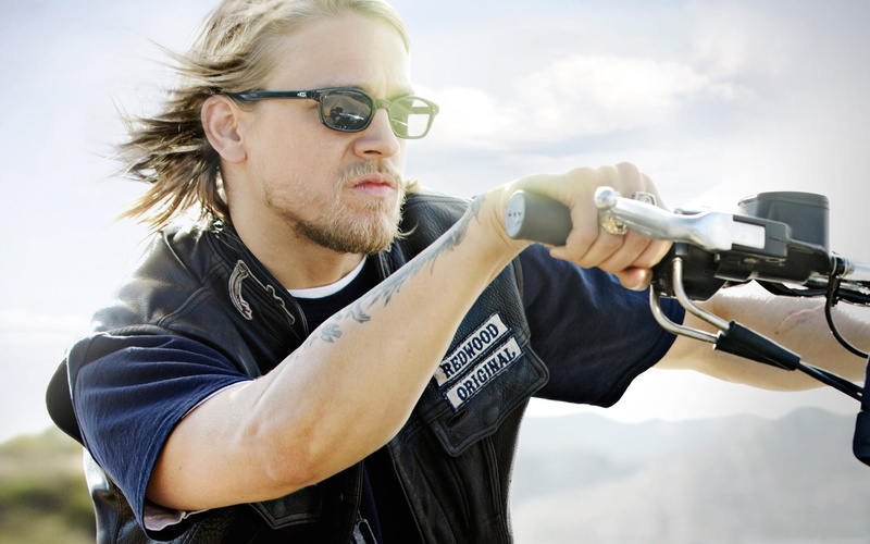 holding, men, glasses, Charlie Hunnam, s, young men, waist up, Sons Of Anarchy, real people, 1080P, fashion, lifestyles, black, mid adult, young adult