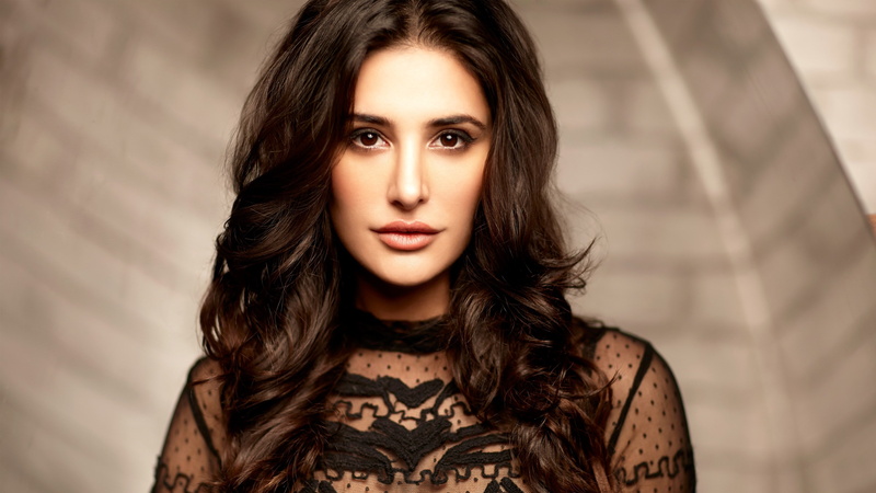 long hair, hairstyle, fashion, beautiful people, human hair, brown hair, looking at camera, women, headshot, body part, focus on foreground, front view