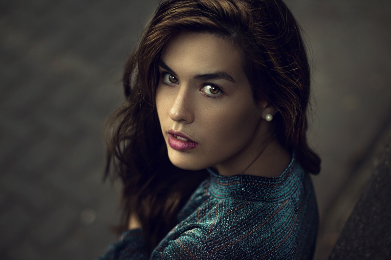 fashion, looking at camera, hairstyle, luxury, adult, elegance, one person, human face, brown hair, young adult, close-up, portrait, glamour, beauty, individuality