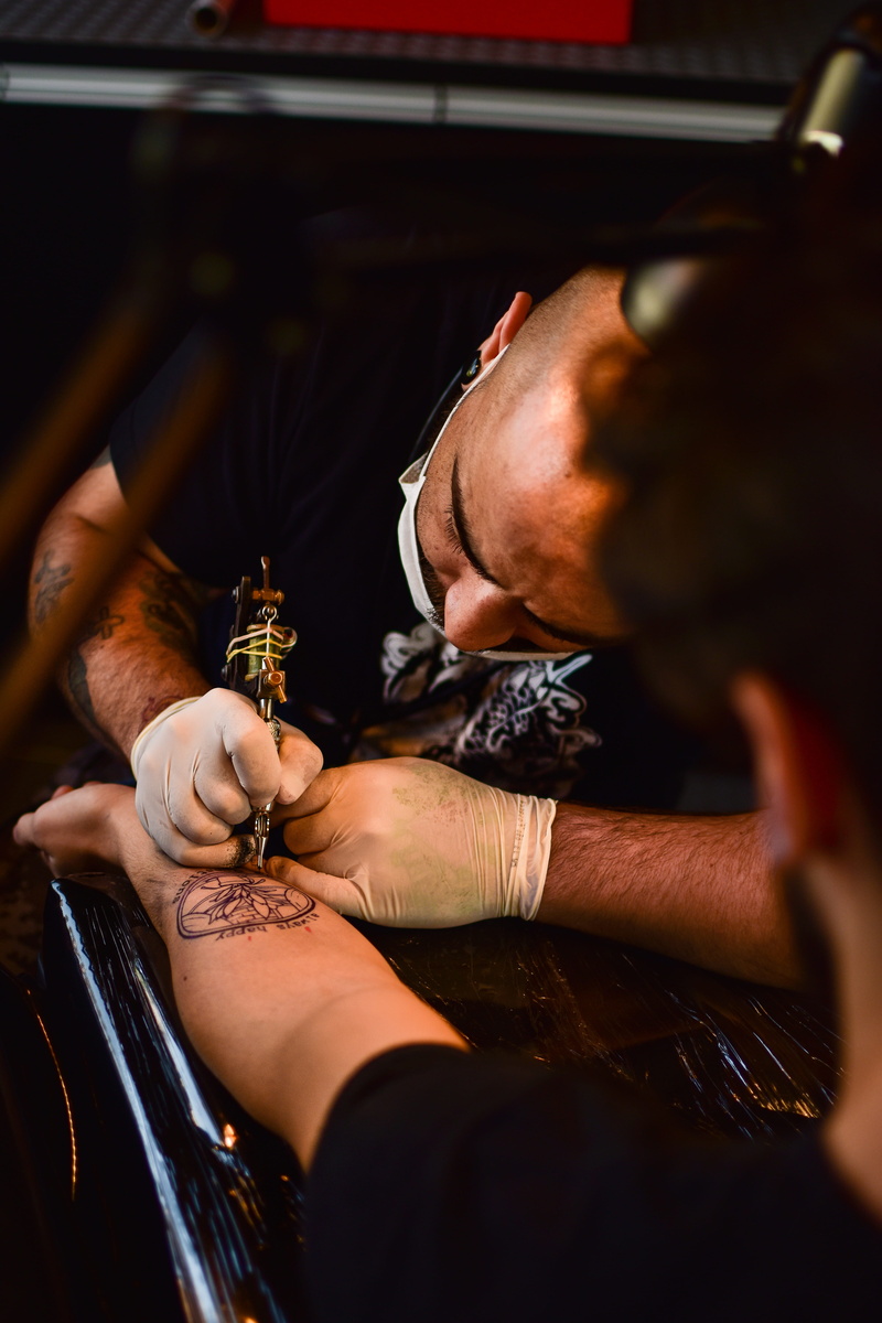 left, tattoo, selective focus, adult, skill, holding, people, arm, expertise, man, accuracy, human body part, artist, mature men, men, male, mature adult