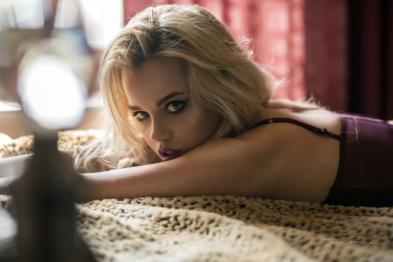 depth of field, blonde, in bed, eyeliner, portrait, Jack Russell, 1080P, women
