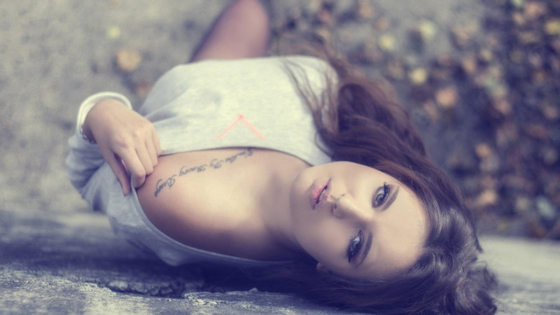 lying down, lying on back, women, portrait, beauty, wall, outdoors, focus on foreground, 1080P, people, face, day, tattoo, brown hair, emotion, beautiful woman