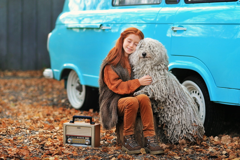 auto, friends, machine, Anastasia Barmina, girl, 1080P, hugs, friendship, closed eyes, dog, red, transistor, autumn, redhead