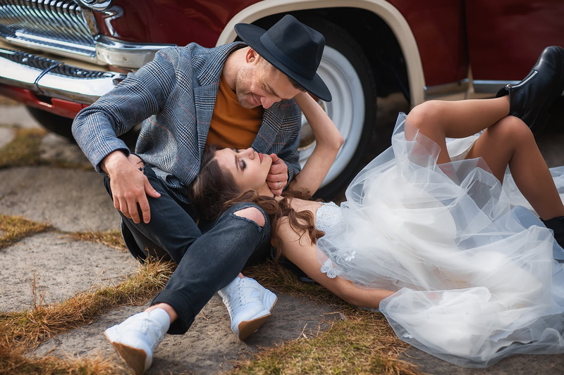 dress, 1080P, sneakers, pose, girl, lovers, auto, Anastasia Barmina, machine, shoes, hat, guy, a couple