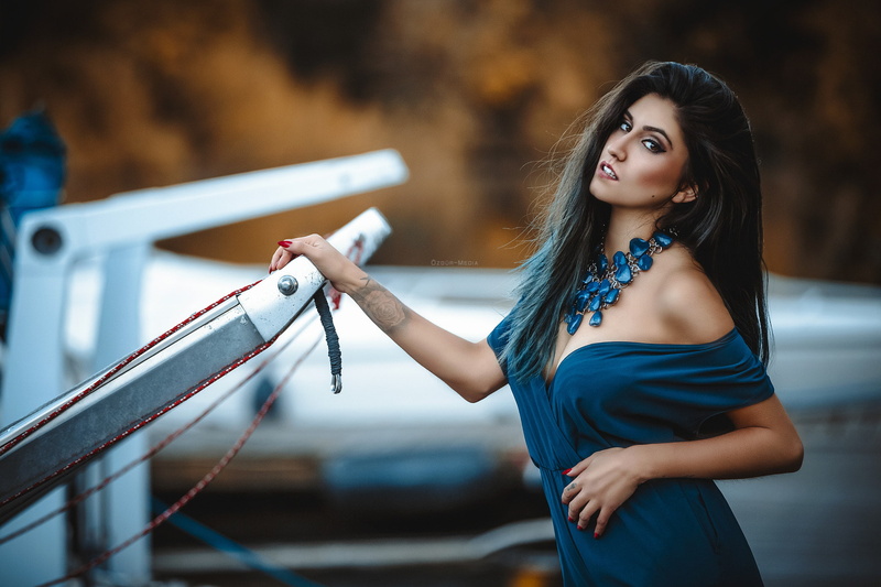 one person, looking at camera, 1080P, fashion, focus on foreground, leisure activity, real people, Ozgur Media, contemplation, young women, three quarter length