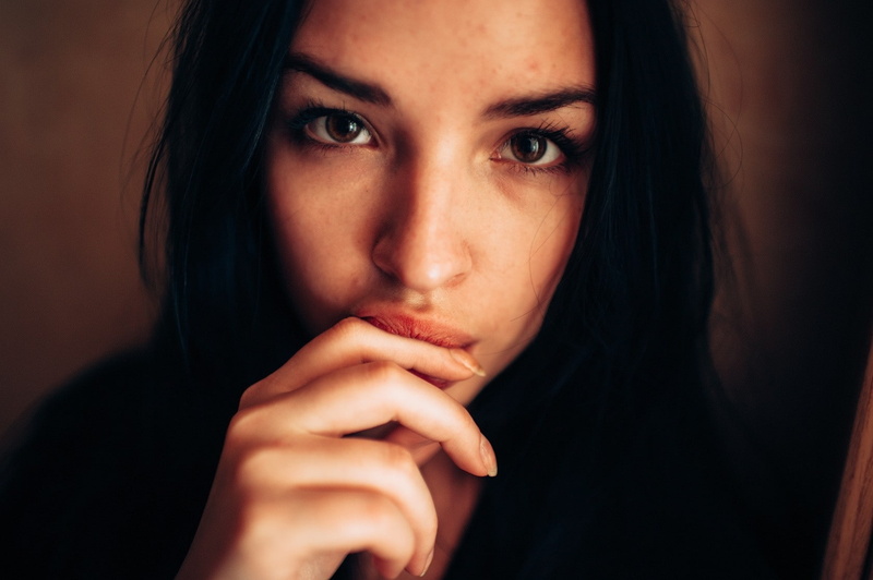 sadness, emotion, indoors, young women, headshot, close-up, 720P, beautiful woman, dark, teenager, serious, one person, Girls, women, model, brunette