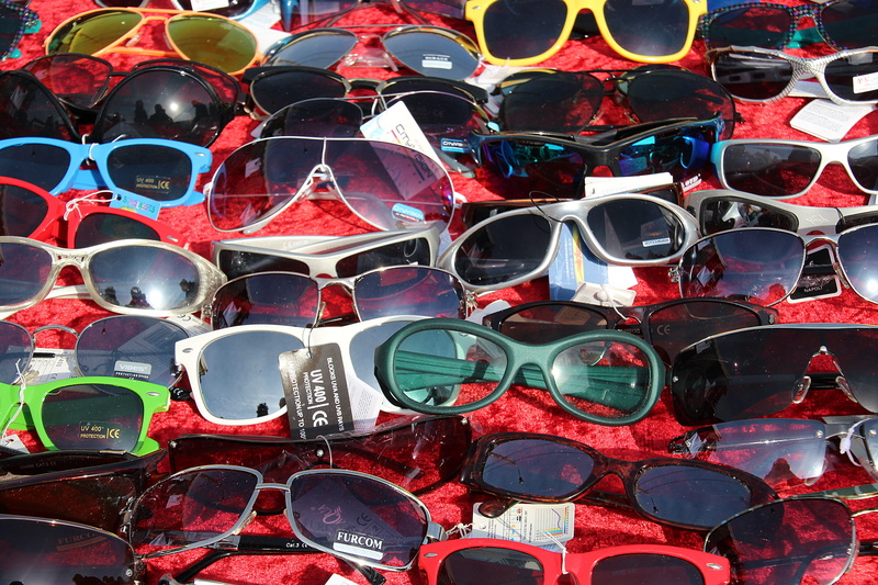 retail display, full frame, utensil, market stall, outdoors, sunglasses, 5K, variation, for sale, vacations, consumerism, beach, glasses, sehhilfe, still life